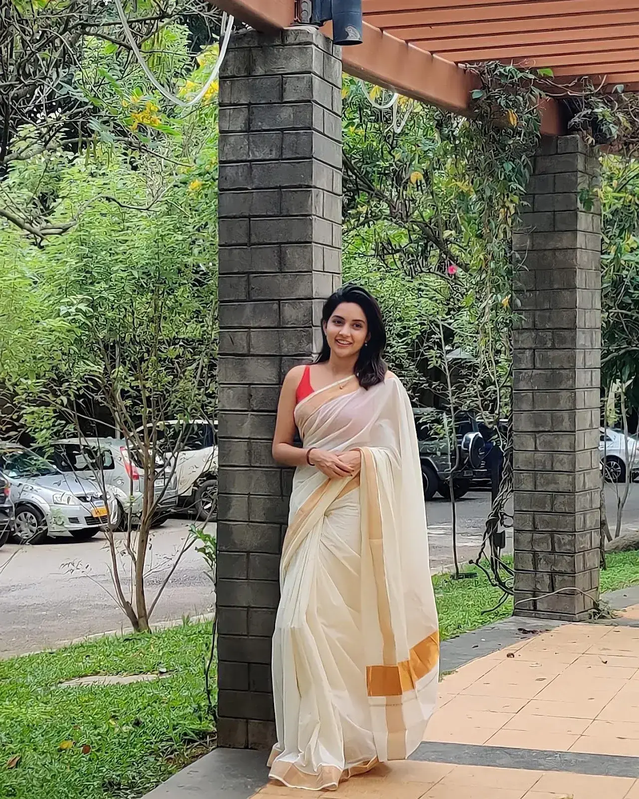 INDIAN ACTRESS MAHIMA NAMBIAR IN ONAM SPECIAL WHITE SAREE 6